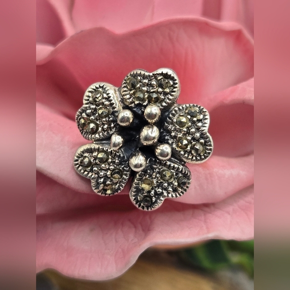 Elegant Sterling Silver Marcasite Flower Ring - Picture 1 of 6
